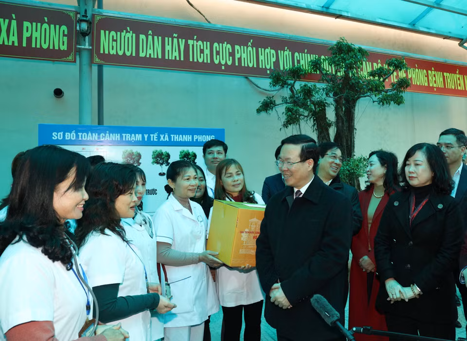 Chủ tịch nước Võ Văn Thưởng thăm, chúc mừng các Thầy thuốc của Trạm Y tế xã Thanh Phong, huyện Thanh Liêm, tỉnh Hà Nam. (Ảnh: Thống Nhất/TTXVN)