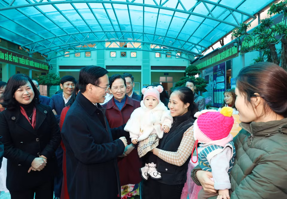Chủ tịch nước Võ Văn Thưởng thăm, chúc mừng các Thầy thuốc của Trạm Y tế xã Thanh Phong, huyện Thanh Liêm, tỉnh Hà Nam. (Ảnh: Thống Nhất/TTXVN)
