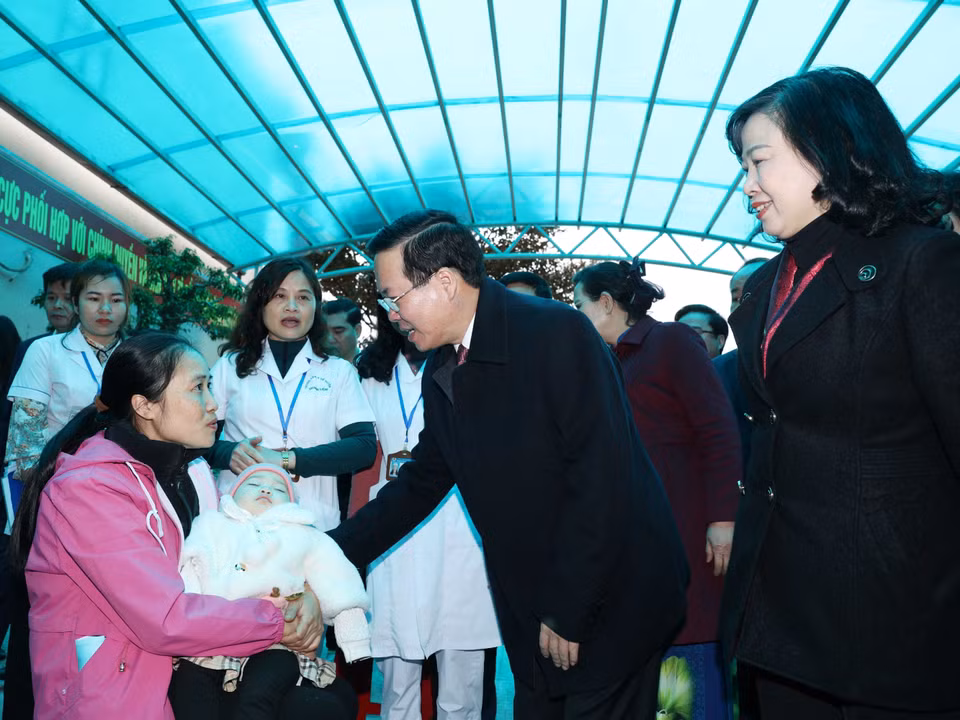 Chủ tịch nước Võ Văn Thưởng thăm, chúc mừng các Thầy thuốc của Trạm Y tế xã Thanh Phong, huyện Thanh Liêm, tỉnh Hà Nam. (Ảnh: Thống Nhất/TTXVN)
