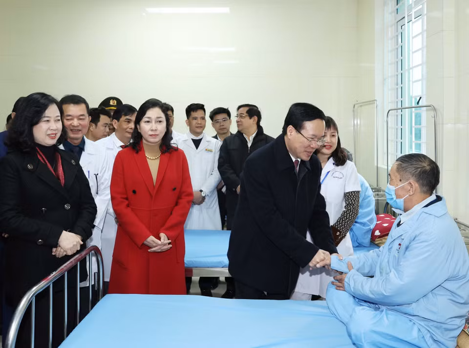 Chủ tịch nước Võ Văn Thưởng thăm hỏi bệnh nhân tại Trung tâm Y tế huyện Thanh Liêm. (Ảnh: Thống Nhất/TTXVN)