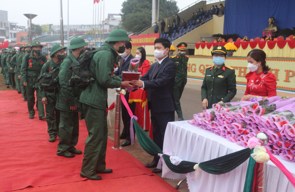 Chủ tịch UBND tỉnh Hà Nam Trương Quốc Huy tặng hoa động viên các thanh niên lên đường nhập ngũ tại thành phố Phủ Lý. (Ảnh: Thanh Tuấn/TTXVN)
