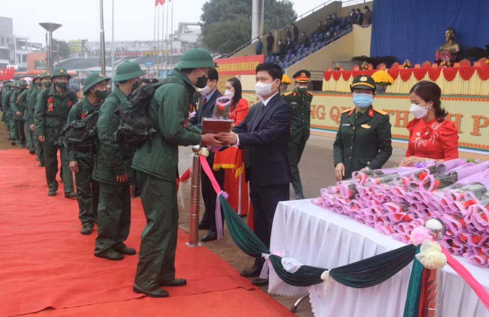 Chủ tịch UBND tỉnh Hà Nam Trương Quốc Huy tặng hoa động viên các thanh niên lên đường nhập ngũ tại thành phố Phủ Lý. (Ảnh: Thanh Tuấn/TTXVN)