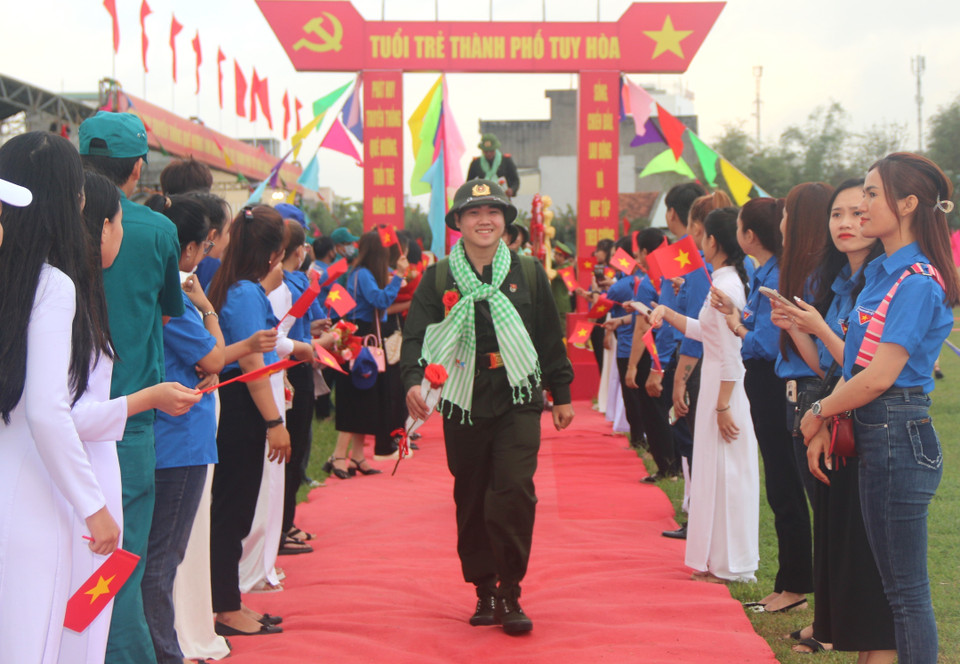 Các tân binh tự hào lên đường nhập ngũ. (Ảnh: Tường Quân/TTXVN)