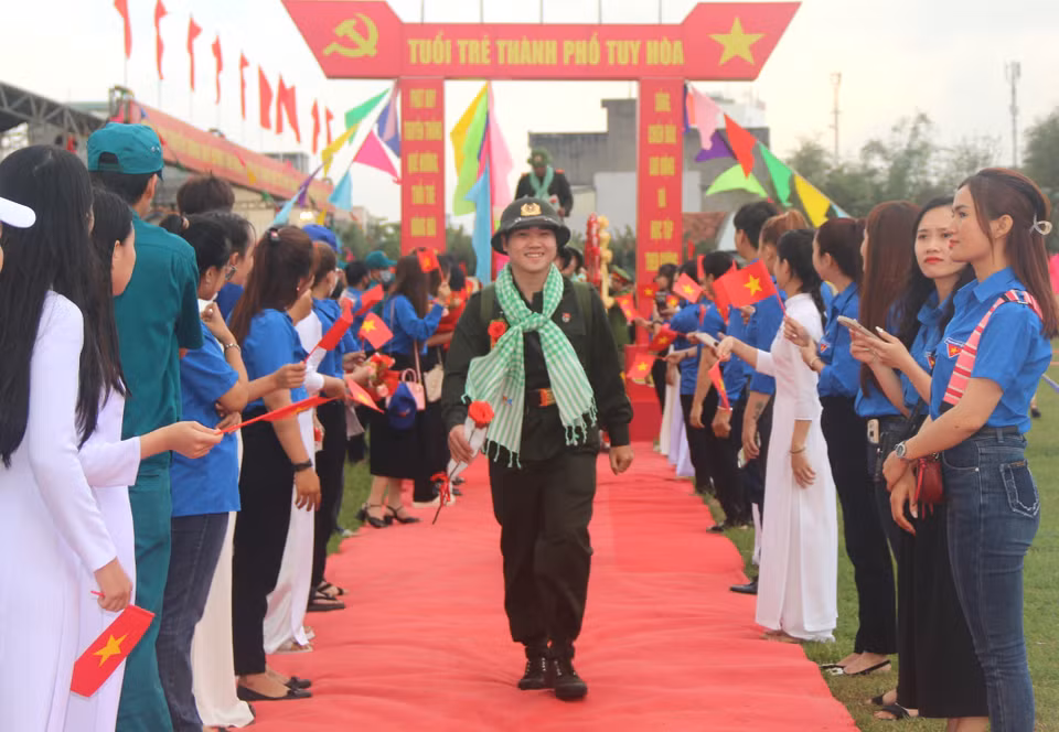 Các tân binh tự hào lên đường nhập ngũ. (Ảnh: Tường Quân/TTXVN)