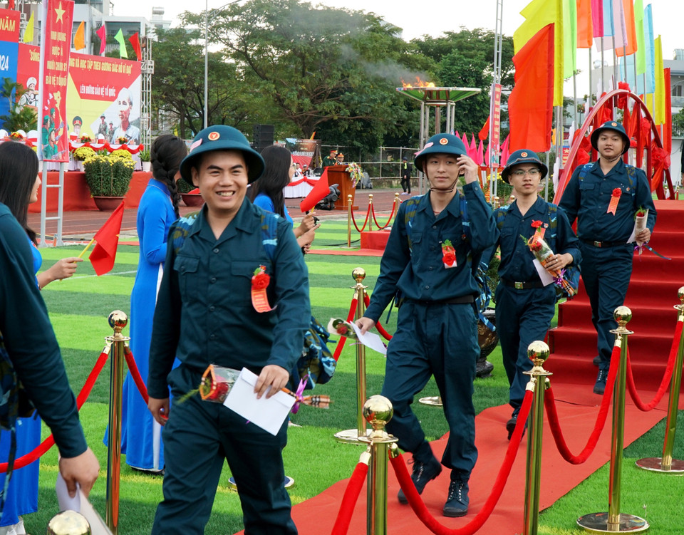 Thanh niên quận Thanh Khê (thành phố Đà Nẵng) hăng hái, phấn khởi lên đường nhập ngũ. (Ảnh: Quốc Dũng/TTXVN)