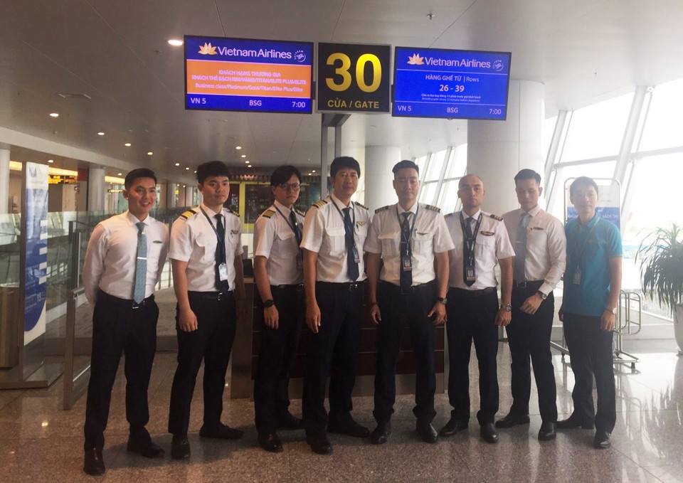 Phi hành đoàn của chuyến bay đặc biệt đi Guinea Xích Đạo đón 219 người Việt. (Ảnh: PV/Vietnam+)