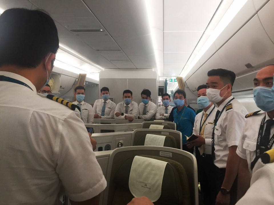 Họp đoàn chuẩn bị các công tác và quy trình kỹ càng trong việc đón người Việt ở vùng dịch Guinea Xích Đạo về nước. (Ảnh: PV/Vietnam+)