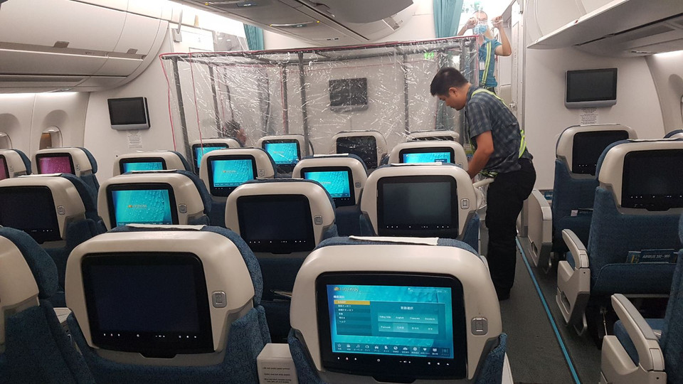 Riêng khoang hạng phổ thông sẽ được chia làm 2. Phần phía trên sẽ dành cho các hành khách được xác định âm tính trong khi phần dưới sẽ để phục vụ các hành khách dương tính với COVID-19. (Ảnh: PV/Vietnam+)