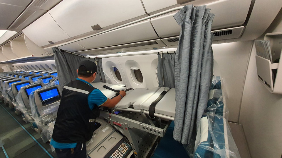 Cáng y tế cũng sẽ được lắp trên máy bay dự phòng trường hợp cấp cứu bệnh nhân nếu có những tình huống khẩn cấp phát sinh. (Ảnh: PV/Vietnam+)