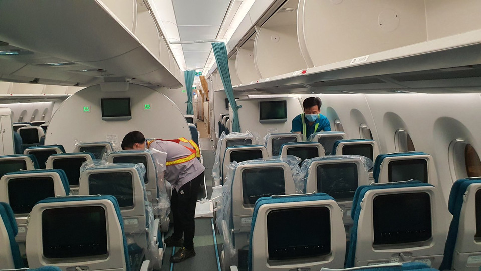 Ghế trên máy bay Airbus A350 đều được bọc kín nilông và cài vào mỗi lưng ghế 5 khăn ướt tẩm cồn, 1 túi rác và 1 tờ hướng dẫn hành khách trên chuyến bay. (Ảnh: PV/Vietnam+)