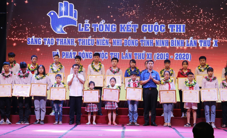 Ban tổ chức trao giải cho các học sinh có mô hình/sản phẩm xuất sắc tại Cuộc thi sáng tạo thanh, thiếu niên và nhi đồng tỉnh Ninh Bình lần thứ X (2019). (Ảnh: Đức Phương/TTXVN)