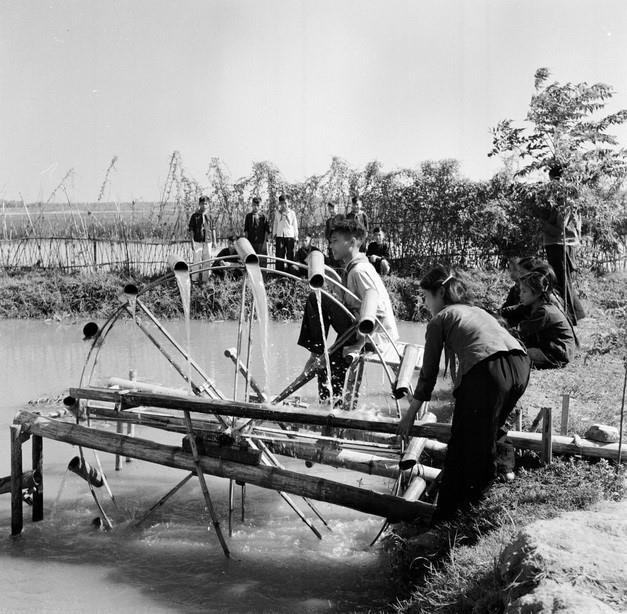 Với sự hướng dẫn của giáo viên, các em học sinh Bắc Lý đã chế tạo thành công chiếc guồng nước cải tiến dùng ở đồng bằng, với 1 người đạp nhẹ có thể đưa nước lên cao 2m, năng suất bằng 4 người tát gầu (1960). (Ảnh: Văn Lượng/TTXVN)