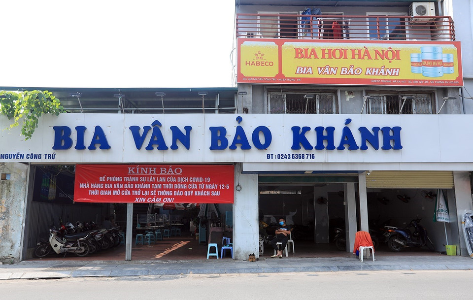 Quán bia Vân Bảo Khánh trên phố Nguyễn Đình Chiểu dán thông báo tạm dừng bán hàng. (Ảnh: Phan Tuấn Anh/TTXVN)