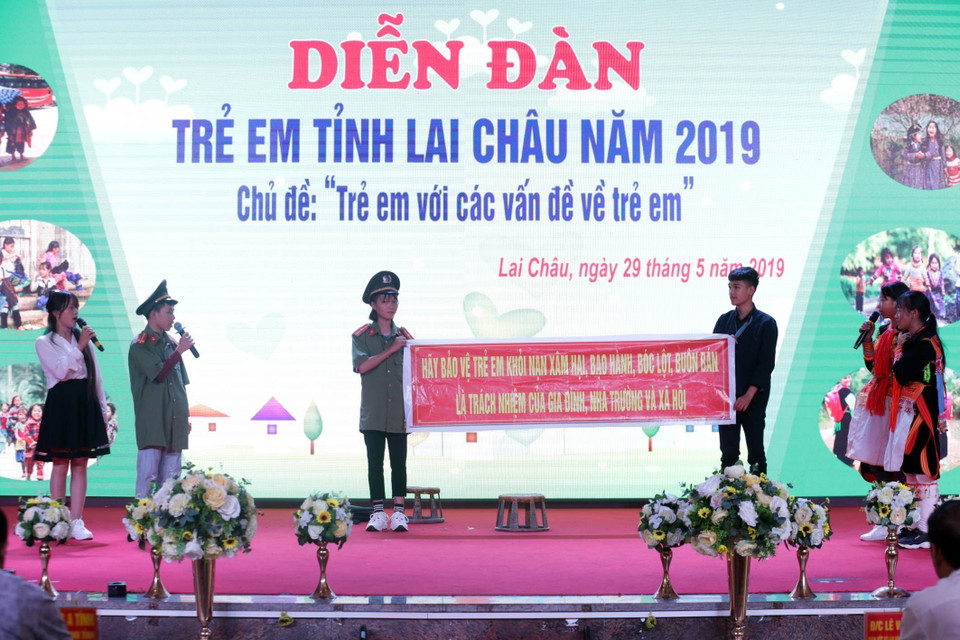 Trẻ em huyện Phong Thổ (Lai Châu) với phần thông điệp về nạn buôn bán người, buôn bán trẻ em tại Diễn đàn trẻ em Lai Châu năm 2019 với chủ đề Trẻ em với các vấn đề về trẻ em. (Ảnh: Anh Tuấn/TTXVN)