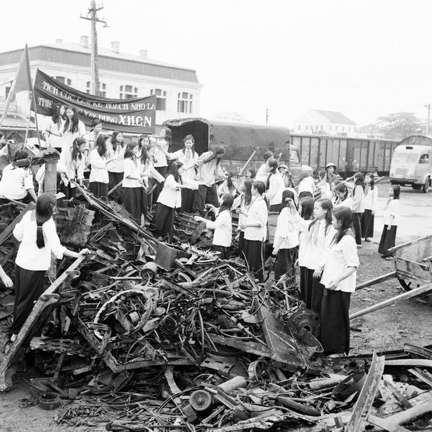 Các em học sinh hưởng ứng phát động làm kế hoạch nhỏ để xây dựng nhà máy nhựa Hải Phòng (1959). (Ảnh: Văn Lượng/TTXVN)