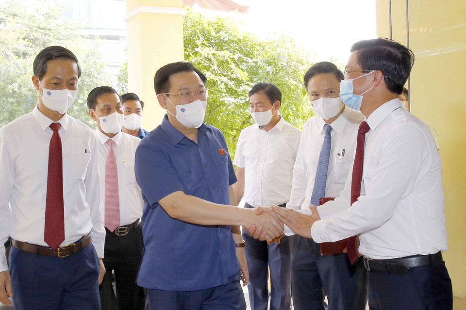 Chủ tịch Quốc hội Vương Đình Huệ với các đồng chí trong Ban Thường vụ Thành ủy Hải Phòng. (Ảnh: Doãn Tấn/TTXVN)