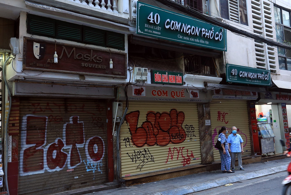 Hàng loạt cửa hàng kinh doanh trên phố Đinh Liệt, quận Hoàn Kiếm phải đóng cửa do ảnh hưởng dịch COVID-19. (Ảnh: Phan Tuấn Anh/TTXVN)