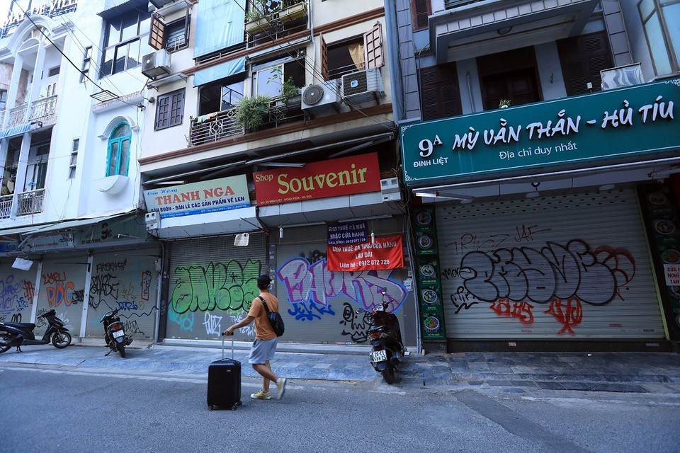 Hàng loạt cửa hàng kinh doanh trên phố Đinh Liệt, quận Hoàn Kiếm phải đóng cửa do ảnh hưởng dịch COVID-19. (Ảnh: Phan Tuấn Anh/TTXVN)