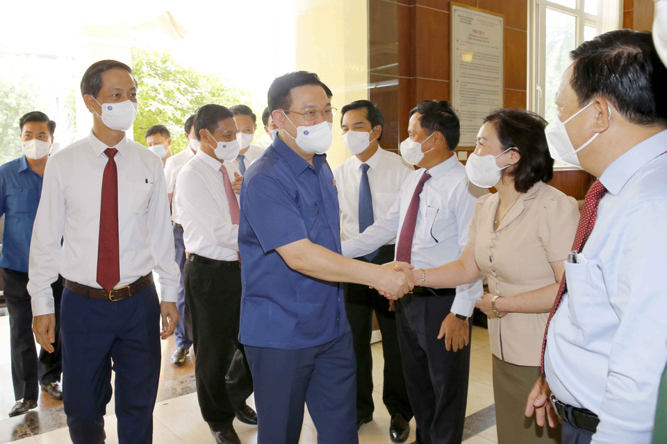 Chủ tịch Quốc hội Vương Đình Huệ với các đồng chí trong Ban Thường vụ Thành ủy Hải Phòng. (Ảnh: Doãn Tấn/TTXVN)