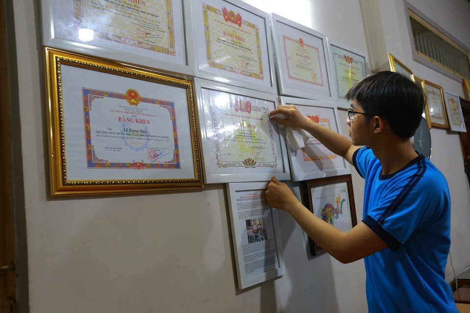 Em Lê Trọng Hiếu, học sinh lớp 9 trường THCS Lê Qúy Đôn (TP Long Khánh, tỉnh Đồng Nai), với nhiều thành tích 9 năm liền là học sinh giỏi, đạt hơn 100 giải thưởng. Năm 2020, Lê Trọng Hiếu vinh dự là 1 trong 63 gương sáng điển hình của cả nước, đại diện cho tỉnh Đồng Nai tham dự Đại hội Cháu ngoan Bác Hồ toàn quốc. (Ảnh: Lê Xuân /TTXVN)