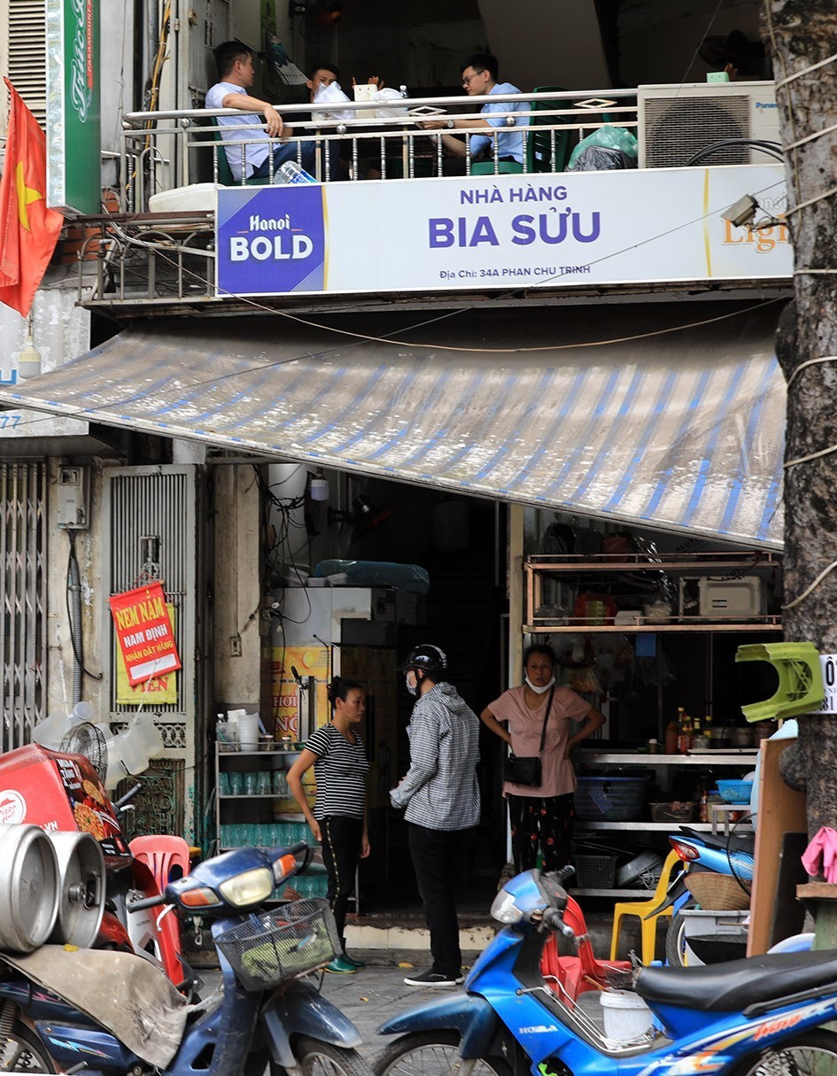 Quán bia Sửu trên phố Phan Chu Trinh vẫn hoạt động bán hàng (ảnh chụp chiều 11/5/2021). (Ảnh: Phan Tuấn Anh/TTXVN)