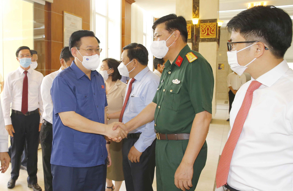 Chủ tịch Quốc hội Vương Đình Huệ với các đồng chí trong Ban Thường vụ Thành ủy Hải Phòng. (Ảnh: Doãn Tấn/TTXVN)