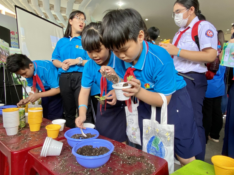 Các em học sinh tham gia hoạt động hướng dẫn trồng và chăm sóc cây xanh tại Lễ tổng kết chương trình Vì Việt Nam xanh, sạch và an toàn cho trẻ em năm 2020 và Ngày hội Thiếu nhi với môi trường. (Ảnh: Hồng Giang/TTXVN)