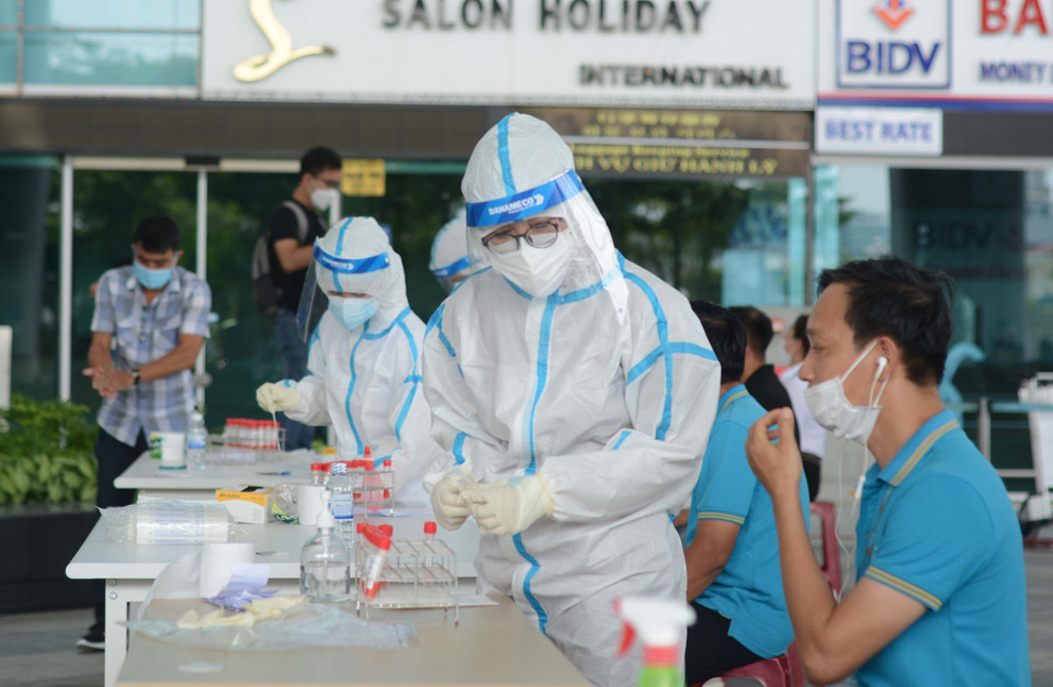 Nhân viên y tế lấy mẫu xét nghiệm. (Ảnh: Văn Dũng/TTXVN)