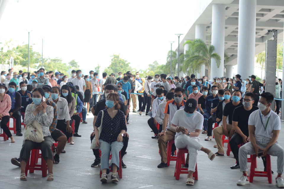 Người đến xét nghiệm tuân thủ Thông điệp 5K của Bộ Y tế. (Ảnh: Văn Dũng/TTXVN)