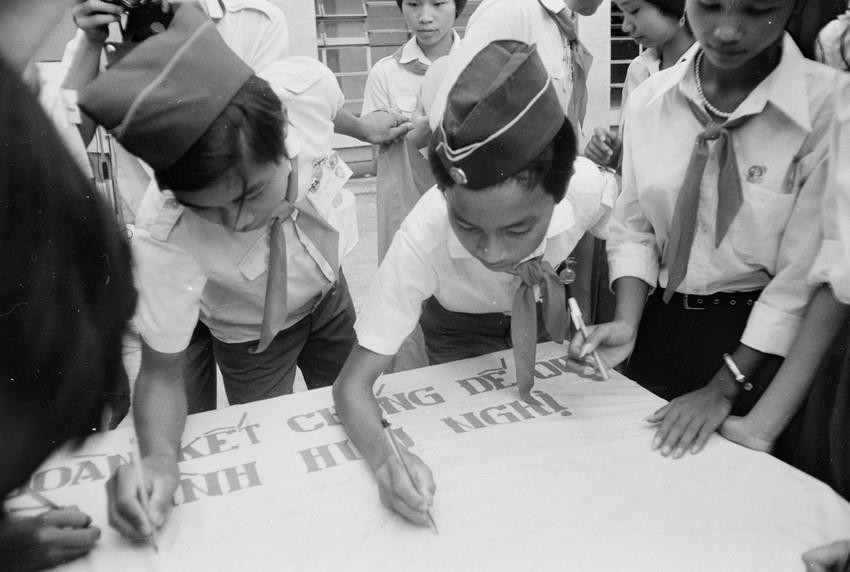 Các đại biểu thiếu nhi dự Đại hội Cháu ngoan Bác Hồ toàn quốc lần thứ II ký tên vào lá cờ hòa bình trong hoạt động vì hòa bình tại Cung Thiếu nhi Hà Nội (6/7/1986). (Ảnh: Trần Ấm/TTXVN)