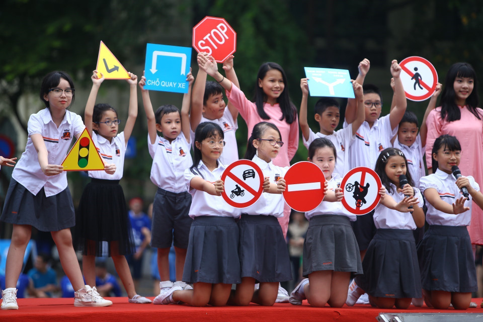 Thiếu niên Thủ đô tham gia Lễ phát động đi bộ vận động toàn dân đội mũ bảo hiểm cho trẻ em với chủ đề Đội mũ cho con trọn tình cha mẹ (2019). (Ảnh: TTXVN)