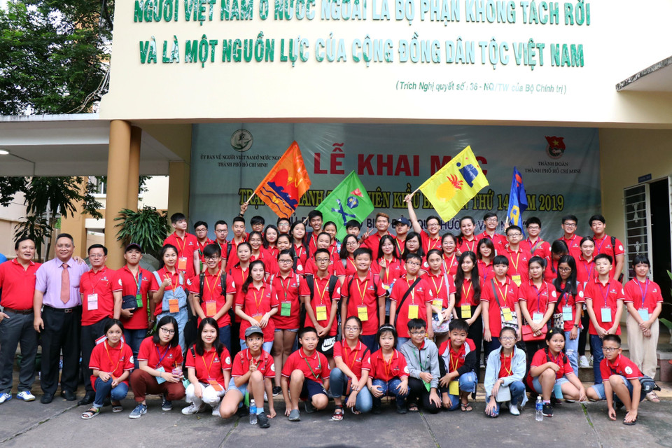 Các trại viên Trại hè thanh thiếu niên kiều bào Thành phố Hồ Chí Minh lần thứ 14 năm 2019 với chủ đề Tự hào biển đảo quê hương trước giờ lên đường. (Ảnh: Xuân Khu/TTXVN)