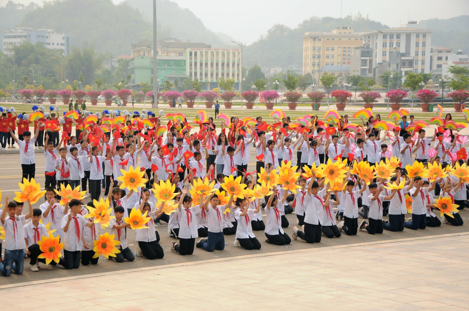 Màn đồng diễn Thiếu nhi Sơn La vui khỏe - Tiến bước lên Đoàn của 600 học sinh tại Ngày hội (2021). (Ảnh: Quang Quyết/TTXVN)