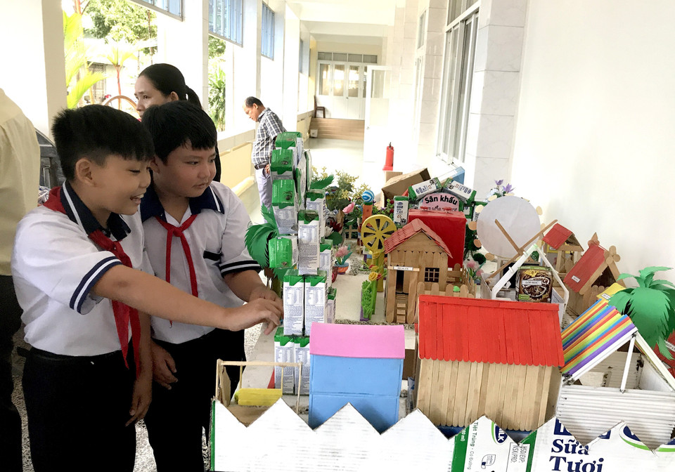 Các em học sinh tham quan những sản phẩm tại Cuộc thi Sáng tạo Thanh thiếu niên, nhi đồng lần thứ IX được tổ chức tại Vĩnh Long (2020). (Ảnh: Lê Thúy Hằng/TTXVN)