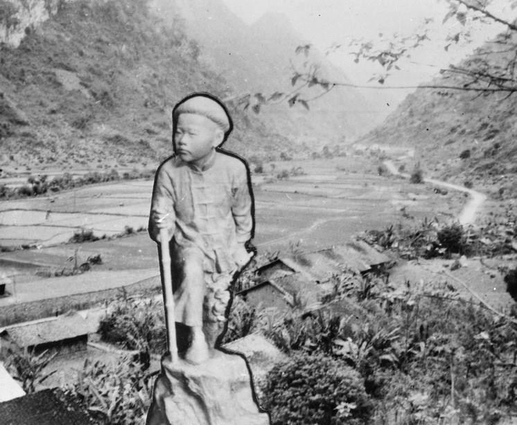 Tượng Anh hùng thiếu niên Kim Đồng, Đội trưởng đầu tiên của Đội Thiếu niên Tiền phong Hồ Chí Minh ở Cao Bằng. Kim Đồng, tên thật là Nông Văn Dền, dân tộc Nùng, quê ở thôn Nà Mạ, xã Trường Hà, huyện Hà Quảng (tỉnh Cao Bằng) đã hy sinh anh dũng khi đang làm nhiệm vụ canh gác cho cán bộ họp, ngày 15/2/1943, khi vừa tròn 14 tuổi. (Ảnh: Tư liệu TTXVN)