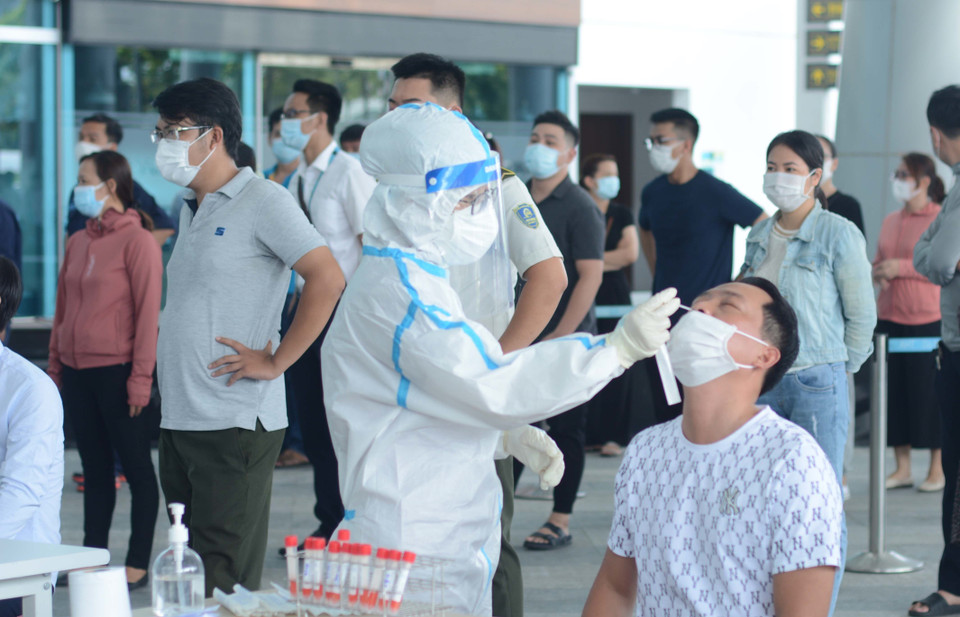 Nhân viên y tế lấy mẫu xét nghiệm. (Ảnh: Văn Dũng/TTXVN)