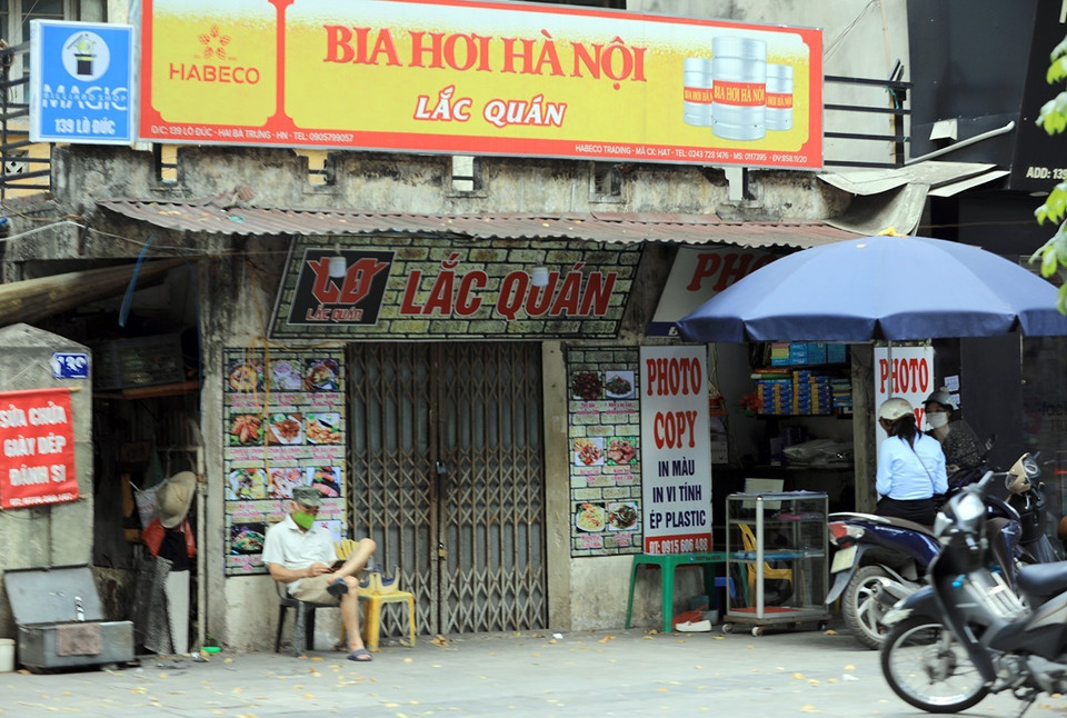 Một quán bia trên phố Lò Đúc tạm thời đóng cửa (ảnh chụp chiều 11/5/2021). (Ảnh: Phan Tuấn Anh/TTXVN)