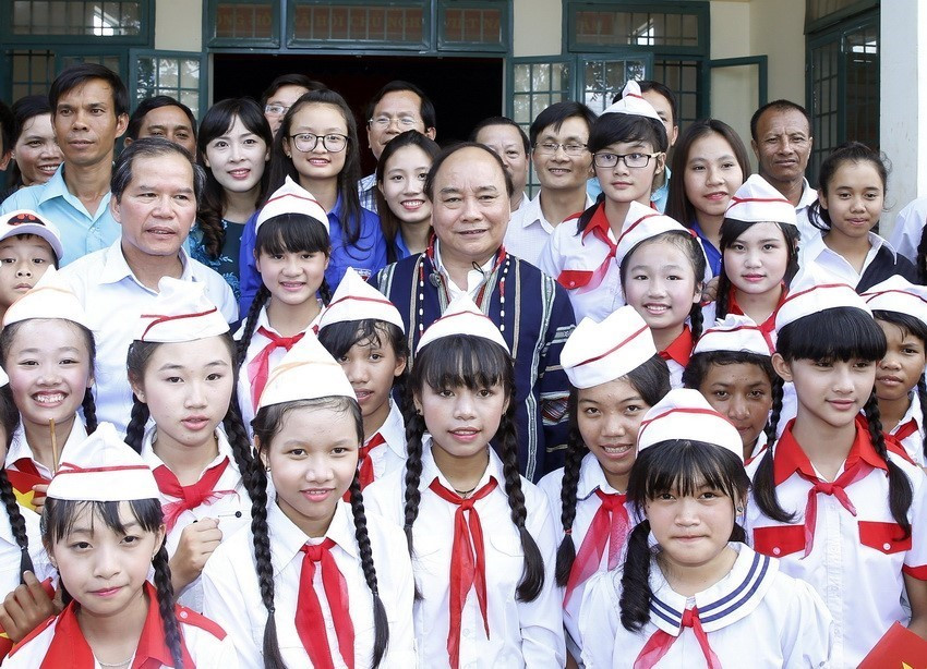 Thủ tướng Nguyễn Xuân Phúc với thiếu nhi xã N’ Thoil Hạ, huyện Đức Trọng, Lâm Đồng (2016). (Ảnh: Thống Nhất/TTXVN)