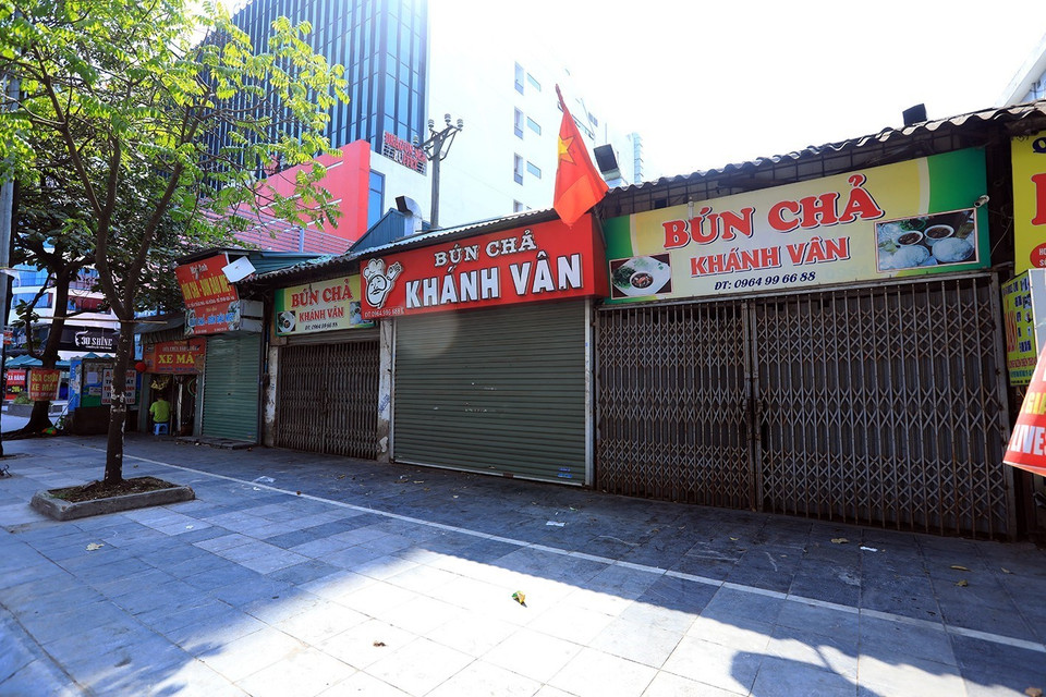 Một cửa hàng bán đồ ăn phải đóng cửa do ảnh hưởng của dịch COVID-19 trên đường Trần Phú, quận Hà Đông. (Ảnh: Phan Tuấn Anh/TTXVN)