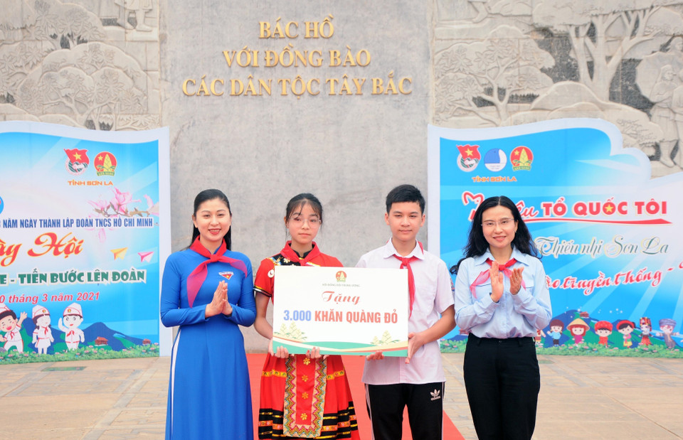 Trao tặng 3.000 chiếc khăn quàng đỏ của Hội Đồng đội Trung ương cho các em thiếu nhi tỉnh Sơn La tại Ngày hội Thiếu nhi vui khỏe - Tiến bước lên đoàn năm 2021. (Ảnh: Quang Quyết/TTXVN)