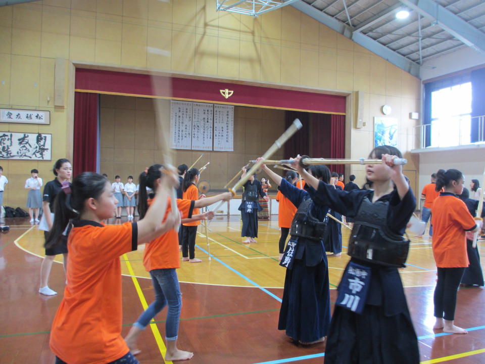 Đoàn thiếu niên Việt Nam giao lưu với câu lạc bộ kiếm đạo của Trường PTCS Matsubara ở Kyoto, Nhật Bản (2019). (Ảnh: Đào Tùng/TTXVN)