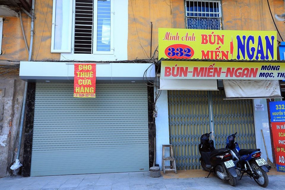 Một cửa hàng ăn phải đóng cửa và một cửa hàng tìm khách đến thuê trên đường Nguyễn Trãi, quận Thanh Xuân. (Ảnh: Phan Tuấn Anh/TTXVN)