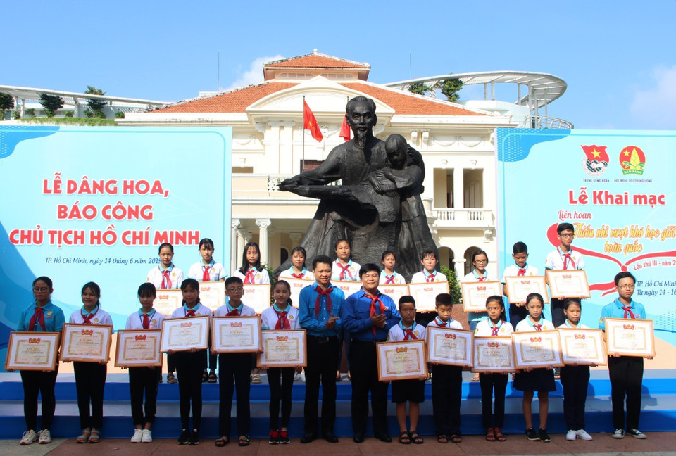 Trao tặng Bằng khen của Trung ương Đoàn cho thiếu nhi vượt khó học giỏi toàn quốc tại Liên hoan Thiếu nhi vượt khó học giỏi toàn quốc lần thứ 3 năm 2019 tại thành phố Hồ Chí Minh. (Ảnh: Xuân Dự/TTXVN)