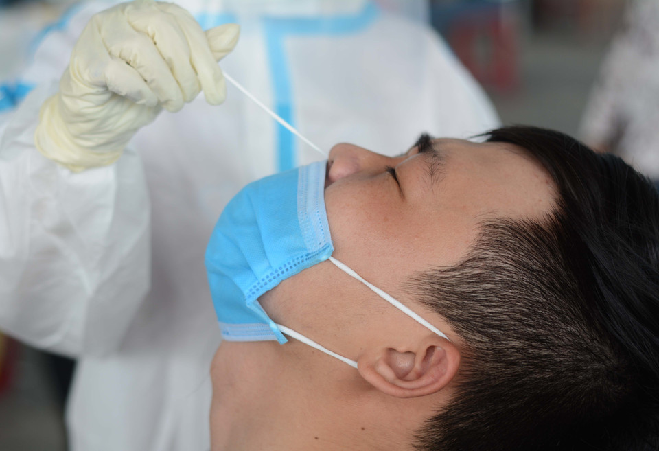 Cận cảnh nhân viên y tế lấy mẫu xét nghiệm. (Ảnh: Văn Dũng/TTXVN)