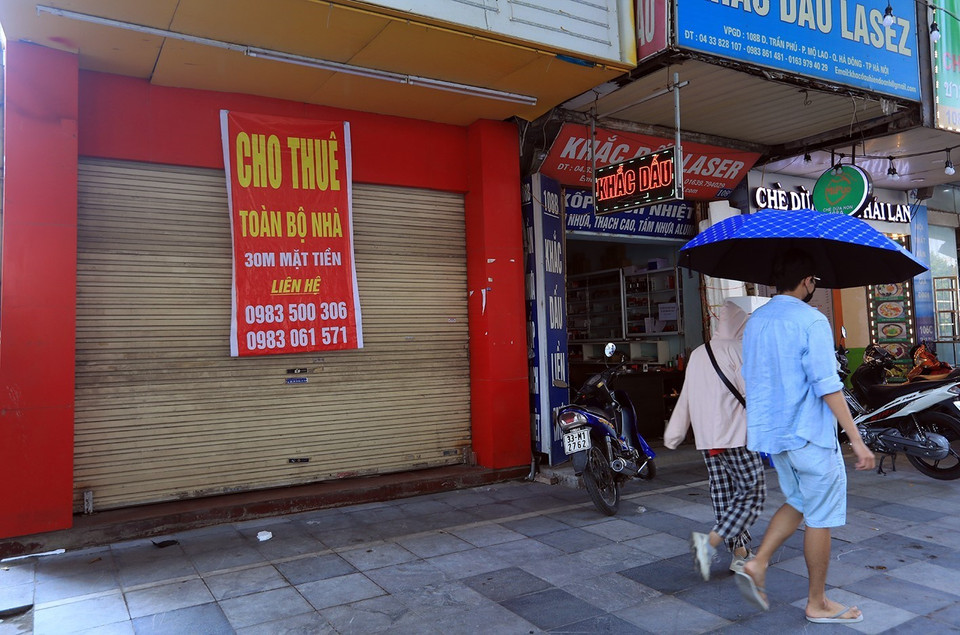 Do ảnh hưởng của dịch COVID-19 nên nhiều hộ kinh doanh không dám mạo hiểm thuê mặt bằng mở cửa hàng vì chi phí quá lớn. (Ảnh: Phan Tuấn Anh/TTXVN)