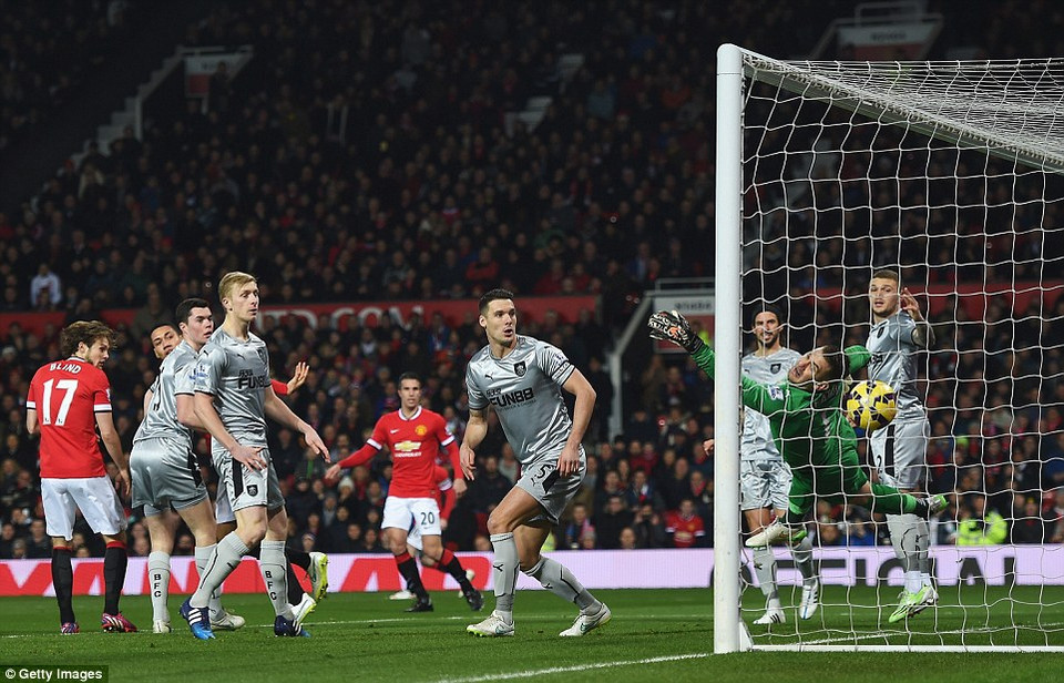 ...với một pha đánh đầu hiểm hóc.