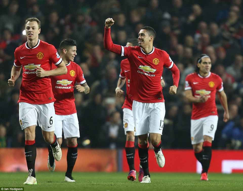 Chris Smalling đã bất ngờ tỏa sáng đưa Quỷ đỏ lên tốp 3.