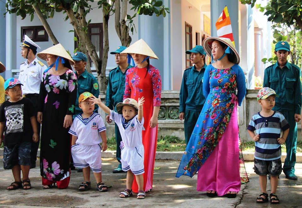 Trong những ngày có mặt giữa bao la biển trời để tới Trường Sa, phóng viên Báo điện tử VietnamPlus đã được tận mắt chứng kiến sức sống mãnh liệt, tình cảm quân dân thắm thiết nơi đầu sóng ngọn gió. (Ảnh: Hùng Võ/Vietnam+)