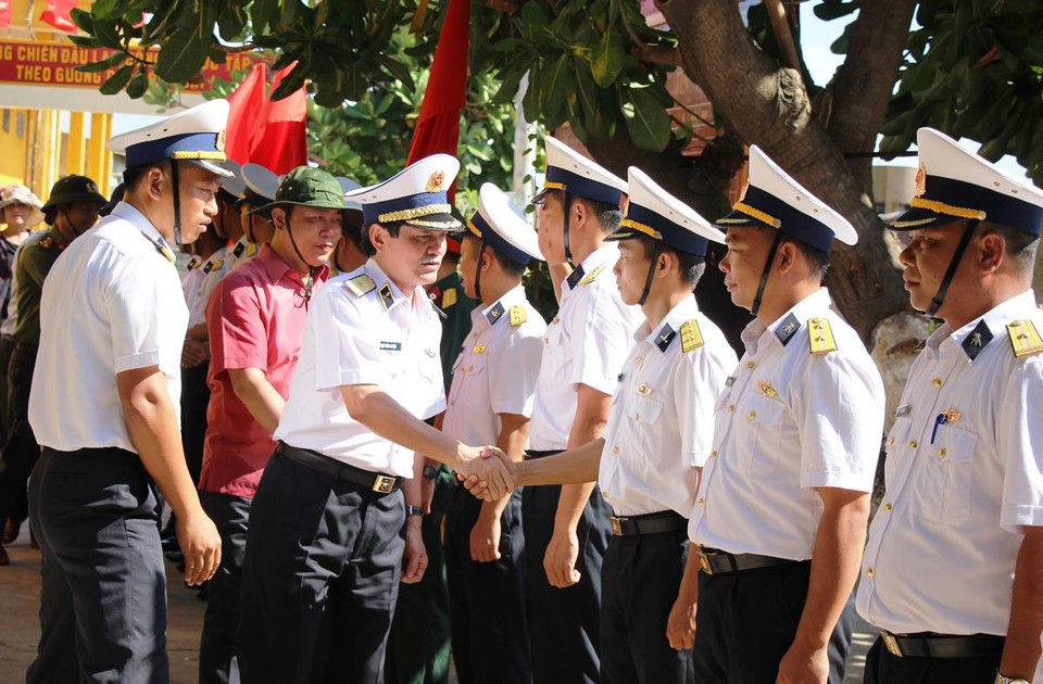 Trong điều kiện xa đất liền, còn đó bao khó khăn, gian lao, những hy sinh mà ở đất liền khó có thể hình dung đầy đủ, thì ở nơi đây, những người lính Trường Sa quyết không đầu hàng sự khắc nghiệt. (Ảnh: Hùng Võ/Vietnam+)