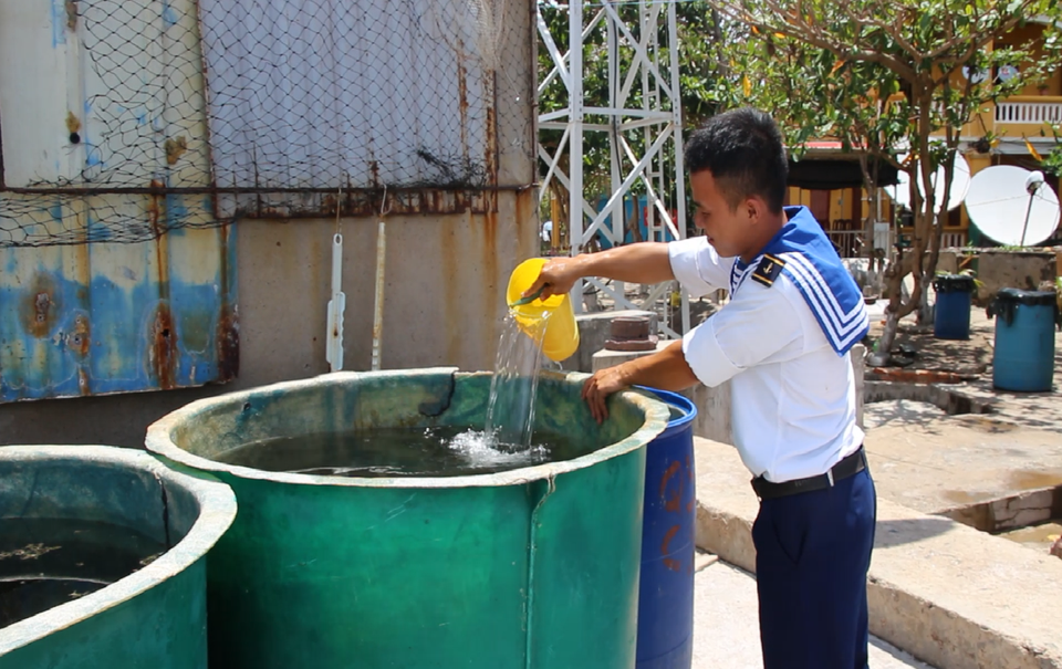 Trong bối cảnh điều kiện thời tiết khắc nghiệt, những người lính Trường Sa trên các điểm đảo và các nhà giàn luôn phải chắt chiu từng giọt nước ngọt. (Ảnh: Hùng Võ/Vietnam+)